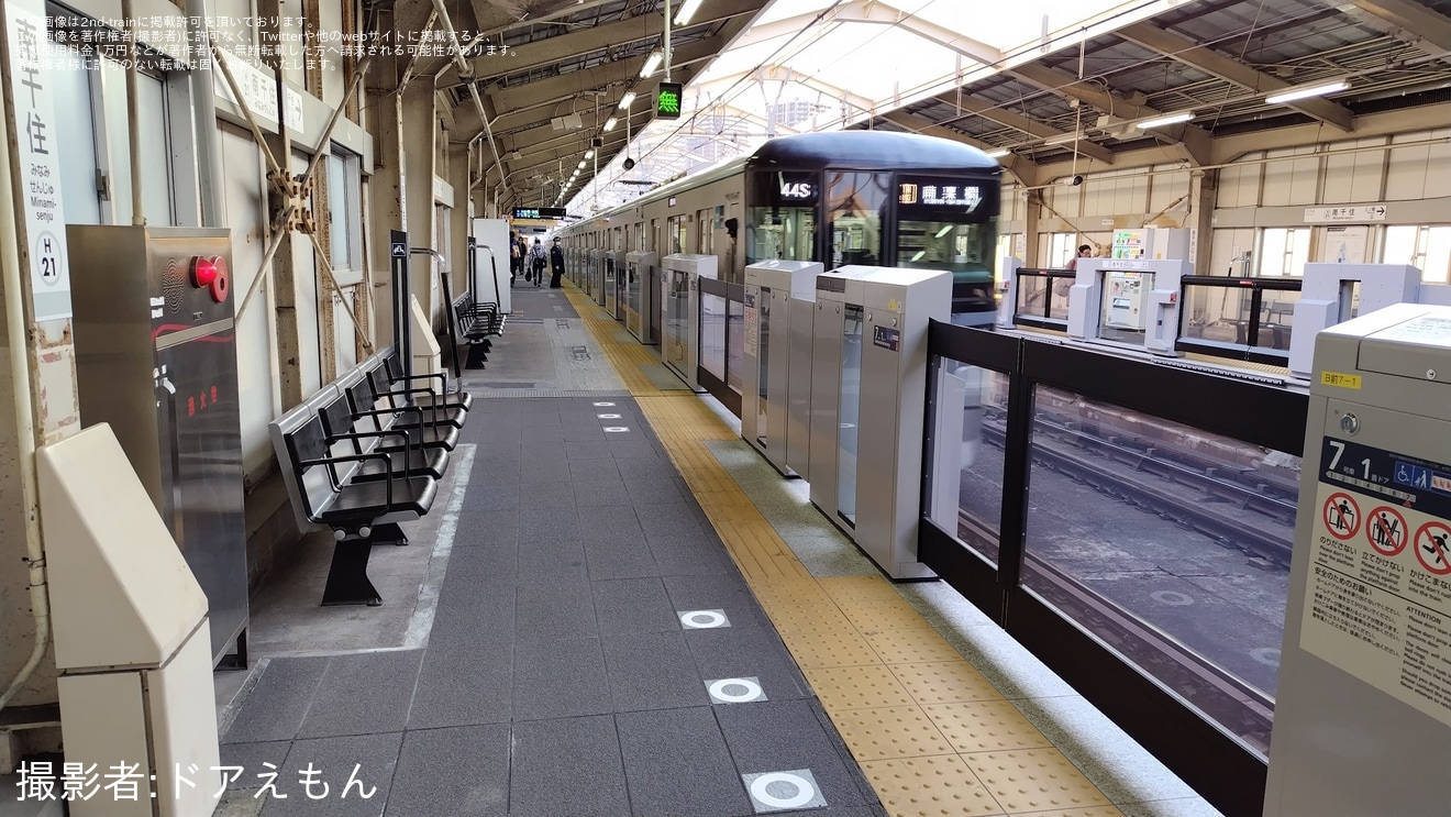 【メトロ】南千住駅にてホームドア稼働開始で日比谷線のホームドア整備完了の拡大写真