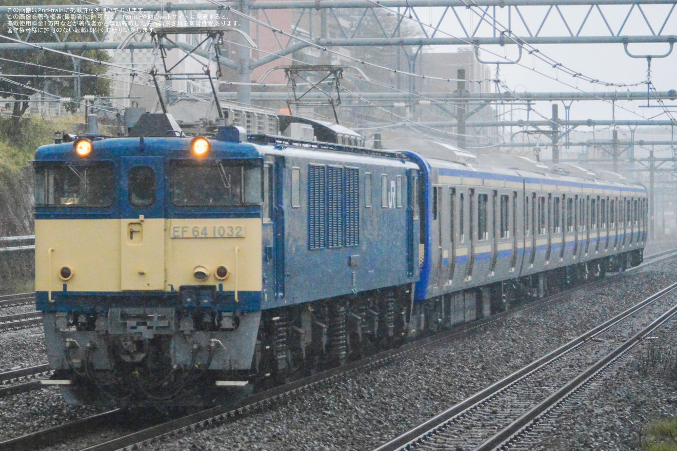 【JR東】E235系1000番台クラJ-32編成 配給輸送の拡大写真