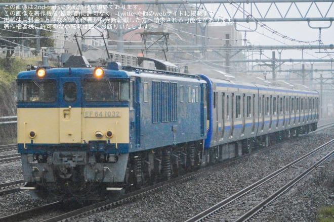 【JR東】E235系1000番台クラJ-32編成 配給輸送を新子安駅で撮影した写真