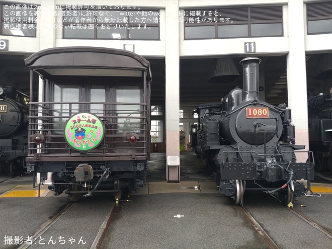 【JR西】マイテ49-2へ「SLスチーム号200万人乗車達成マーク」が取り付けを京都鉄道博物館で撮影した写真