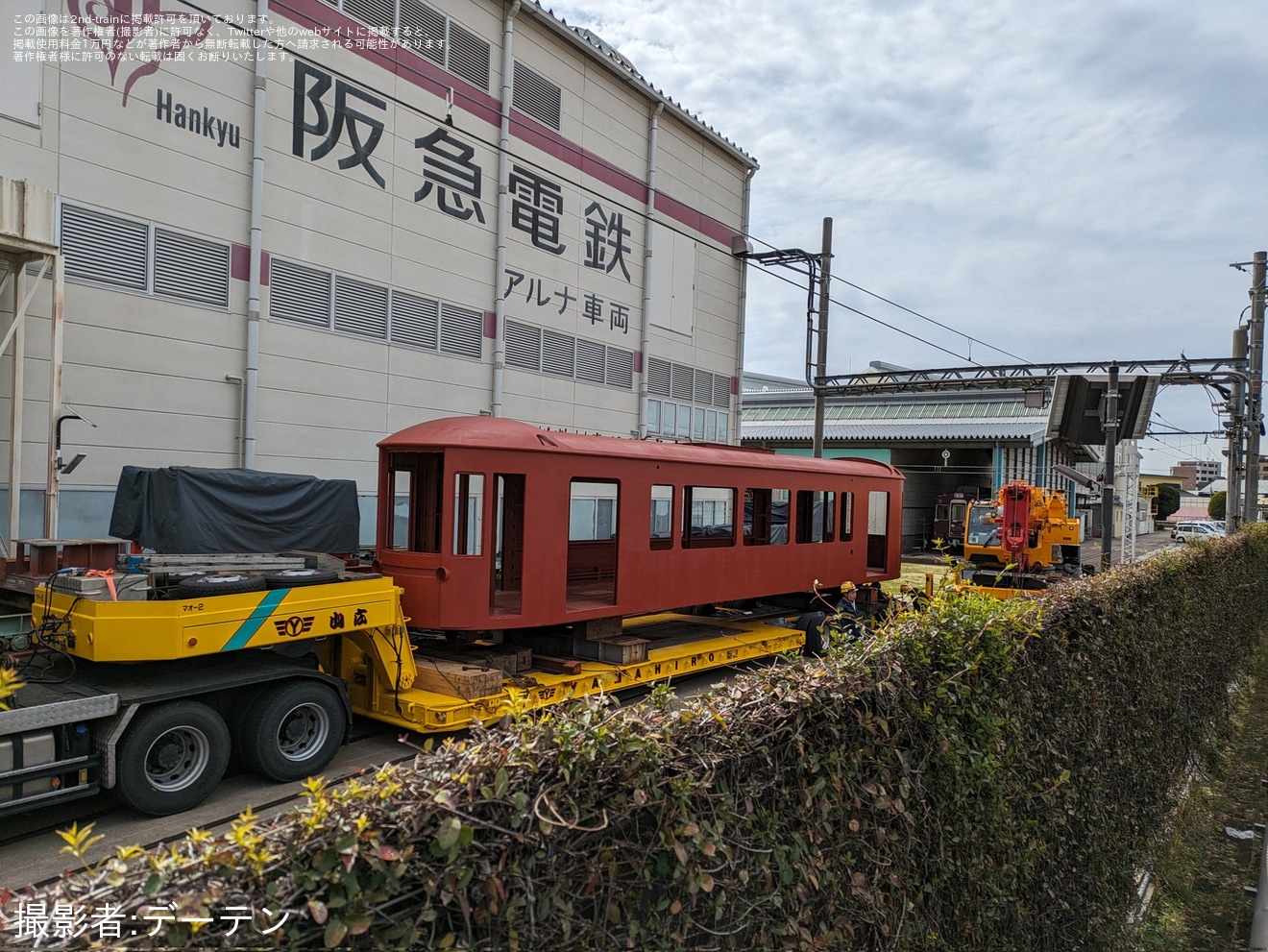 【京福】嵐電のKYOTRAMと思われる車両の構体が製造中の拡大写真