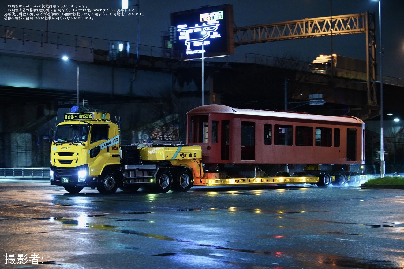 【京福】嵐電のKYOTRAMと思われる車両の構体が陸送の拡大写真