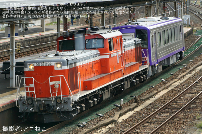 【JR西】キハ120-302後籐総合車両所本所出場配給が運転を茨木駅で撮影した写真