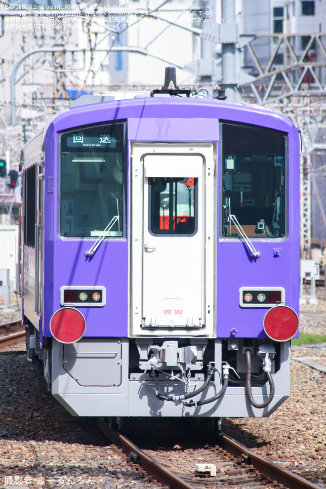 【JR西】キハ120-302後籐総合車両所本所出場配給が運転を大阪駅で撮影した写真
