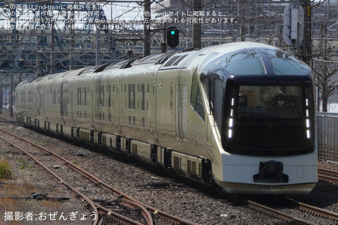 【JR東】E001形「TRAIN SUITE 四季島」の1泊2日(根府川)コース今シーズンの運行終了でありがとうプラカード掲出