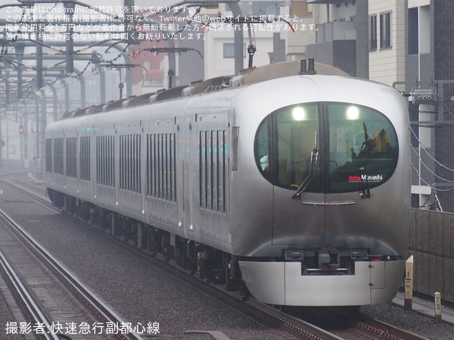 【西武】001系G編成が「Laview×ムーミンバレーパーク5周年」仕様にを中村橋駅で撮影した写真