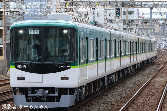 【京阪】7連化された9000系9005Fが寝屋川車庫出場試運転を土居駅で撮影した写真