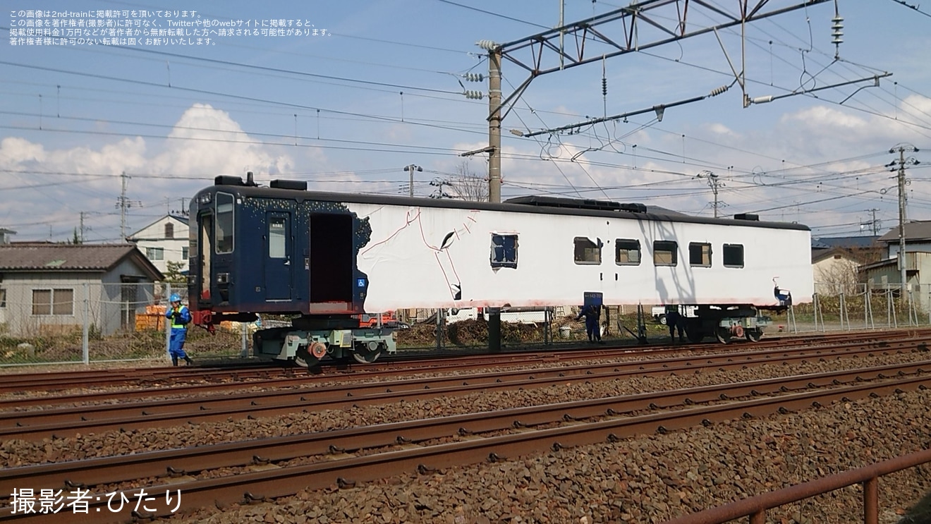 【JR東】SL銀河用客車として使用されていたキハ141系の塗装が剥がされた状態で入換の拡大写真
