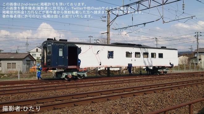 【JR東】SL銀河用客車として使用されていたキハ141系の塗装が剥がされた状態で入換