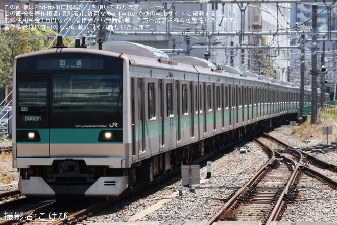 【JR東】E233系マト19編成 東京総合車両センター出場を新宿駅で撮影した写真