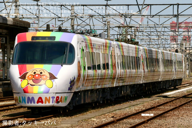 【JR四】8000系L3編成「アンパンマン列車」が検査を終えて多度津工場出場試運転を多度津駅で撮影した写真