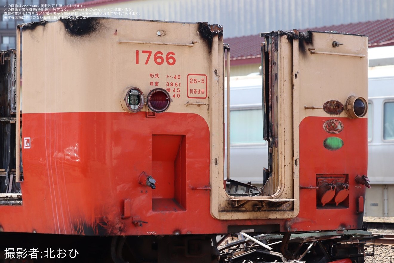 【JR北】キハ40-1766(国鉄色ツートンカラー)が苗穂工場にて解体中の拡大写真