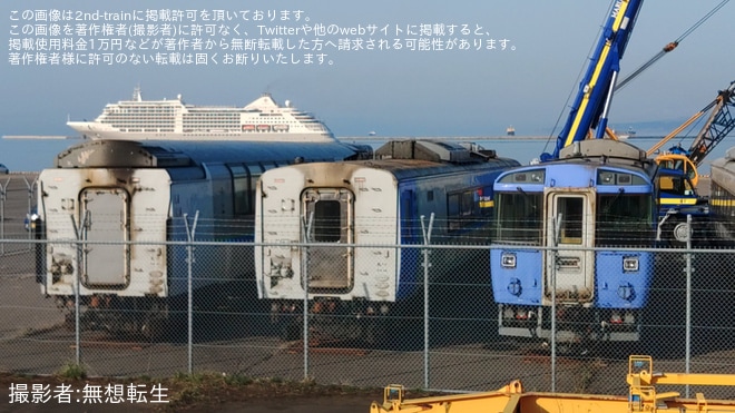【JR北】キハ183-4559などキハ183系11両がカンボジアへ輸出のため函館港で船積みを不明で撮影した写真
