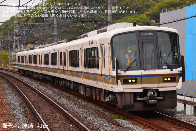 【JR西】221系NA422編成吹田総合車両所本所出場試運転を島本駅で撮影した写真