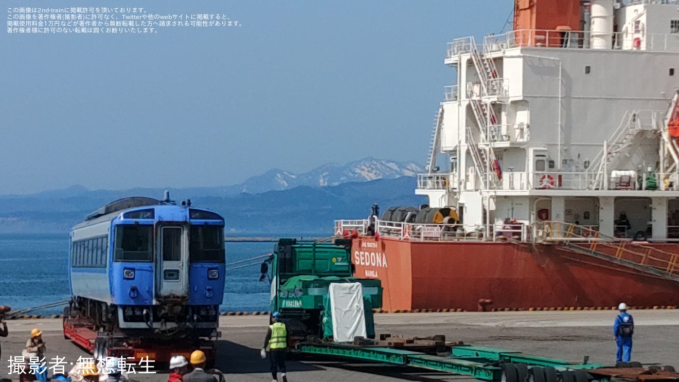 【JR北】キハ183-4559などキハ183系11両がカンボジアへ輸出のため函館港で船積みの拡大写真