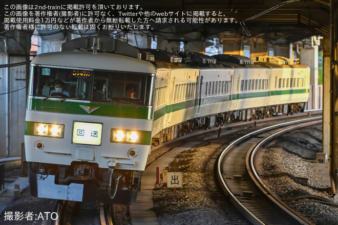 【JR東】特急「あしかが大藤新宿号」を臨時運行を赤羽駅で撮影した写真