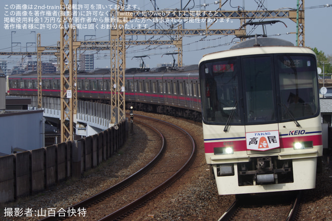 【京王】8000系8712Fに「高尾」ヘッドマーク掲出を京王稲田堤駅で撮影した写真