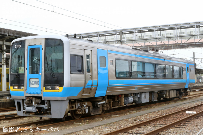 【JR四】2000系2118号車が多度津工場出場(202404)を多度津駅で撮影した写真