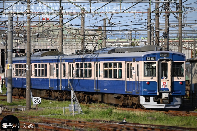 【トキ鉄】ET127系V8編成が横須賀色（スカ色）となり構内移動で編成の姿が現れるを直江津駅で撮影した写真
