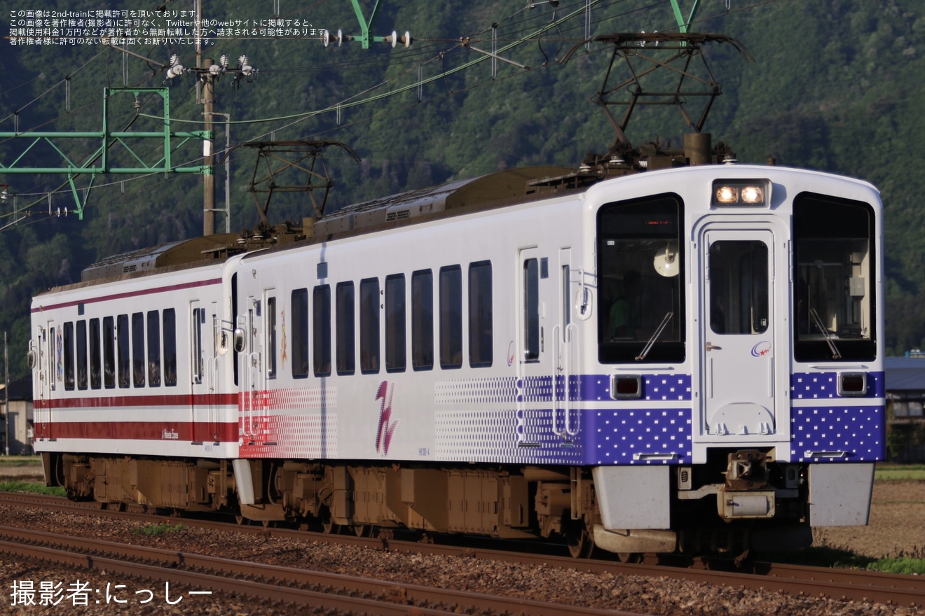 【北越】「イベント仕様車両」デザインの復刻車両運行開始の拡大写真