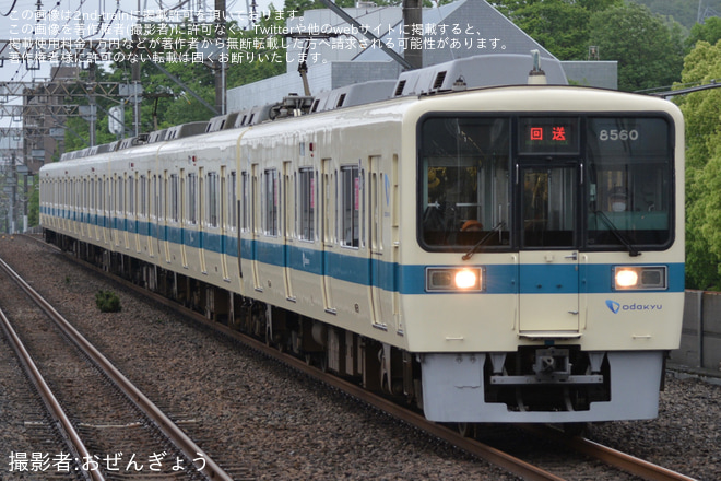 【小田急】8000形8260F(8260×6)撮影に伴う団体専用列車を小田急多摩センター駅で撮影した写真