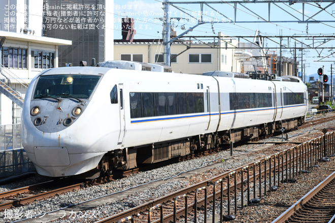 【JR西】681系V44編成 野洲疎開回送を向日町駅で撮影した写真