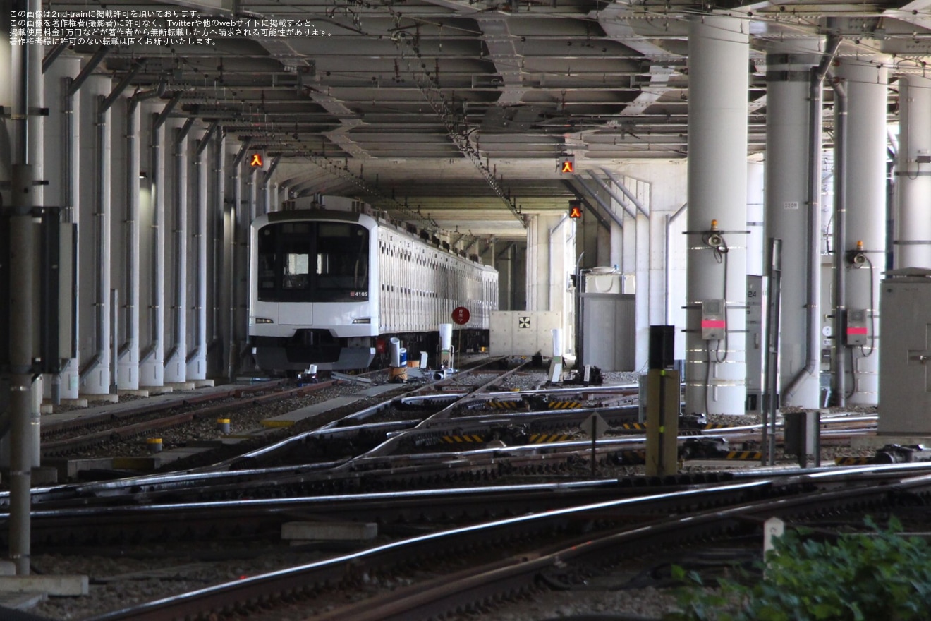 【東急】5050系4105Fへ「新幹線デザインラッピングトレイン」ラッピング中の拡大写真