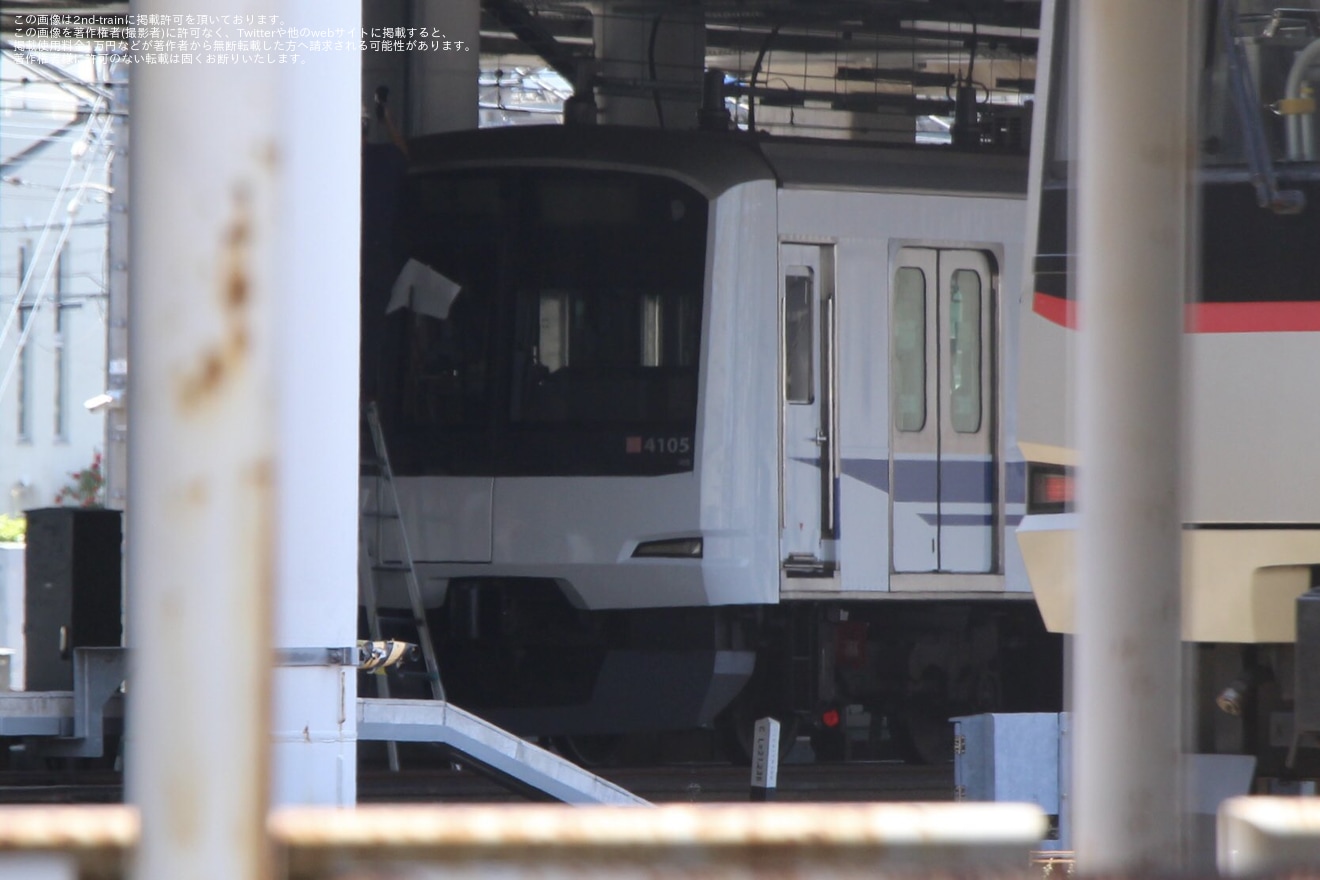 【東急】5050系4105Fへ「新幹線デザインラッピングトレイン」ラッピング中の拡大写真