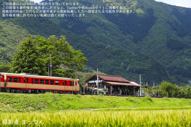 【JR西】春の「みまさかスローライフ列車」を運行を美作滝尾駅付近で撮影した写真