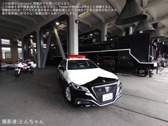【JR西】京都鉄道博物館 SLスチーム号「鉄道警察隊イベント」ヘッドマークを取り付けを京都鉄道博物館で撮影した写真