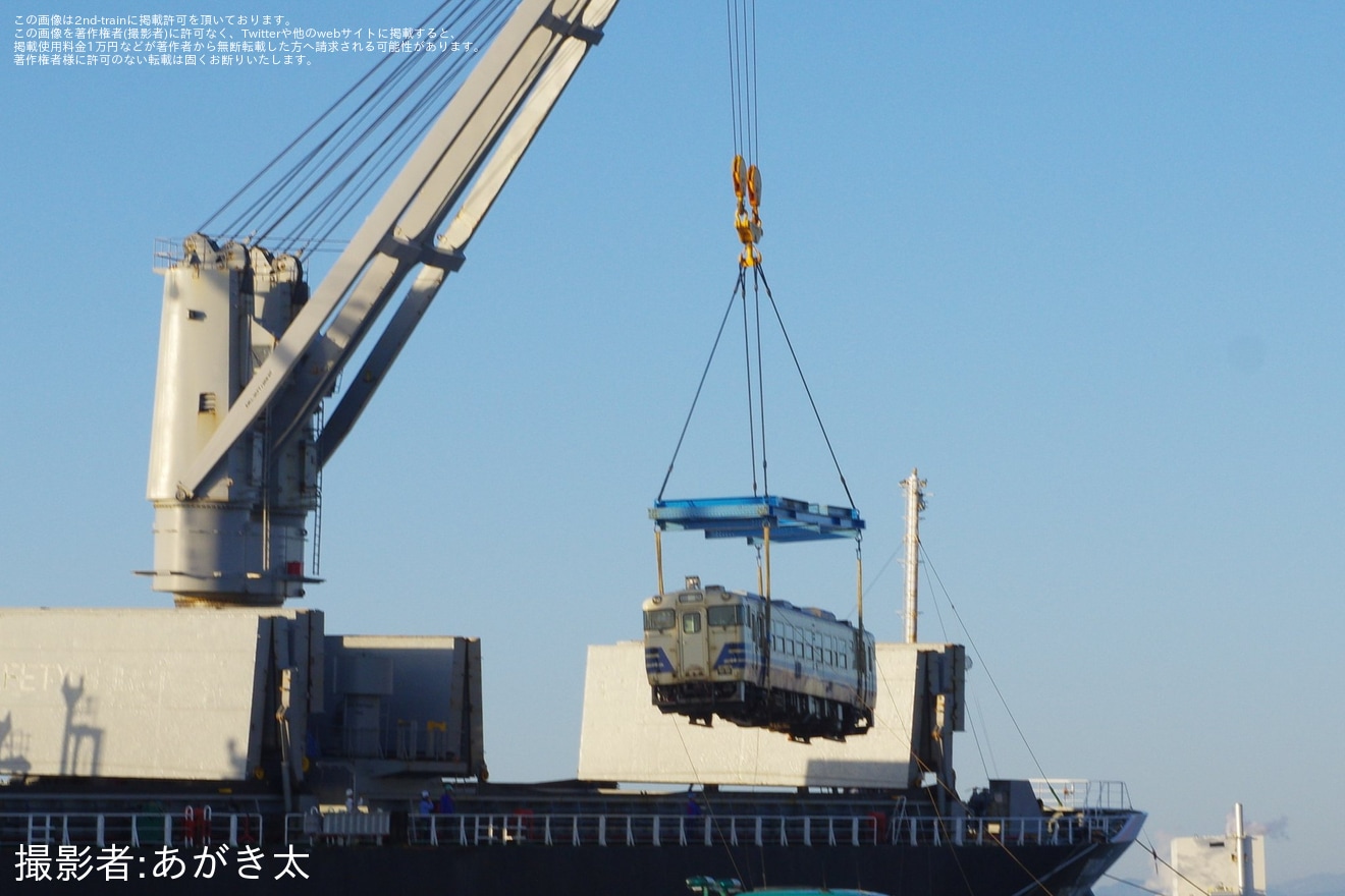 【JR東】元秋田車のキハ40系列が船への積み込みを開始の拡大写真