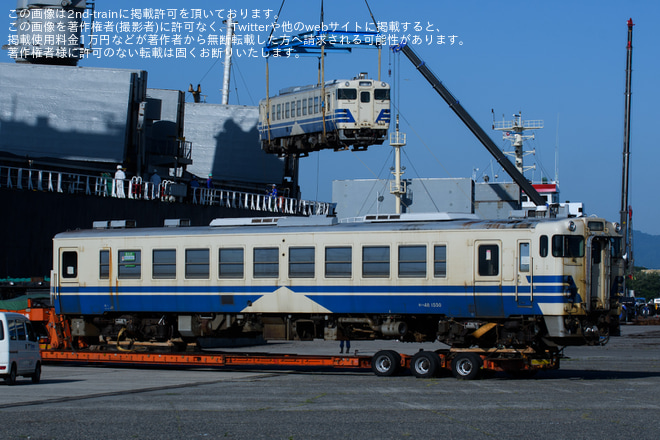 【JR東】元秋田車のキハ40系列が船への積み込みを開始