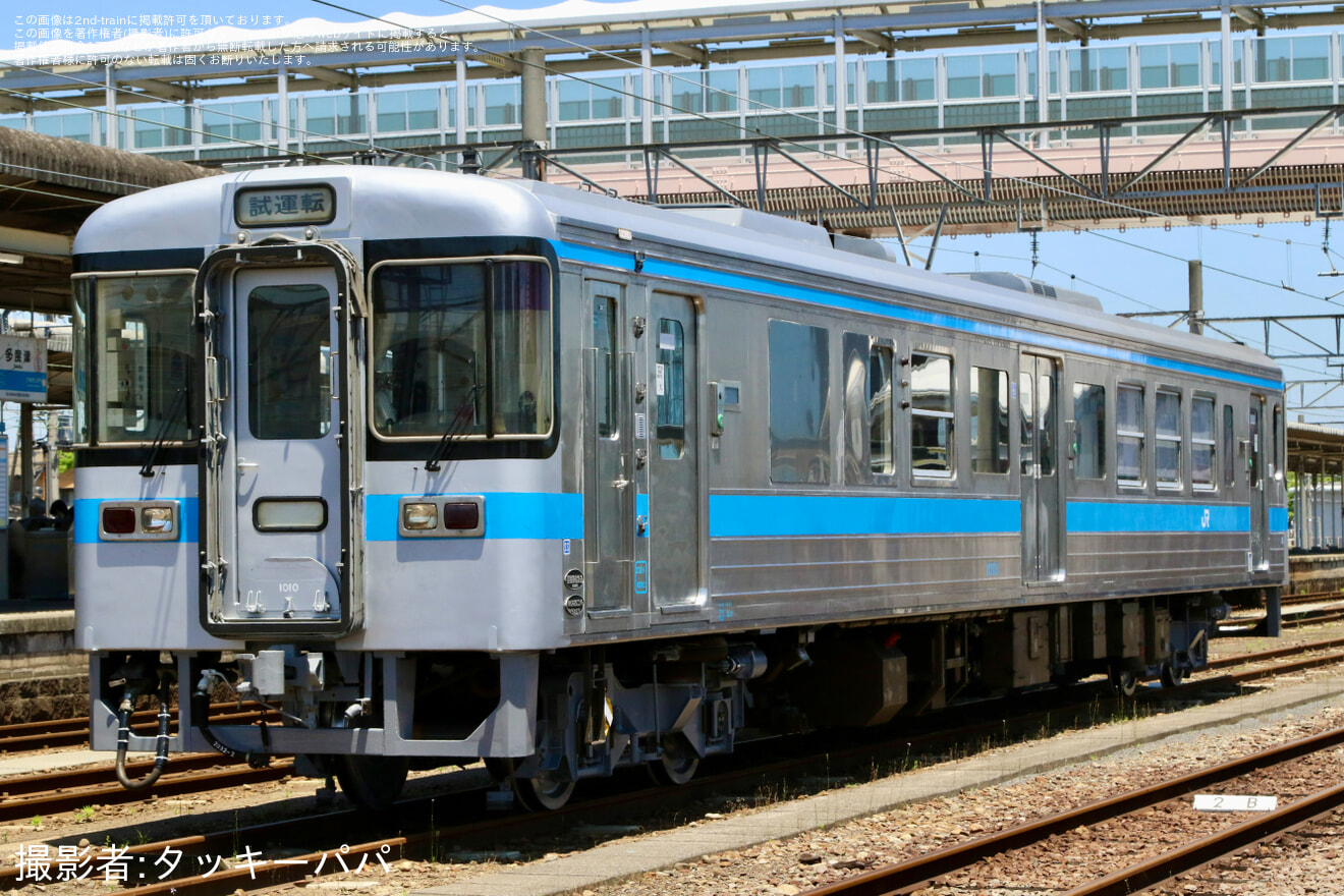 【JR四】1000形1010号車が検査を終えて多度津工場出場の拡大写真