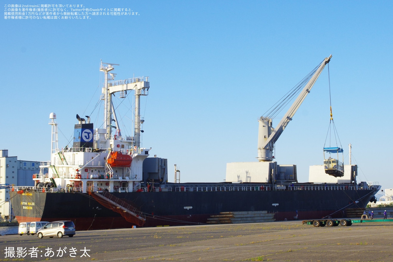 【JR東】元秋田車のキハ40系列が船への積み込みを開始の拡大写真