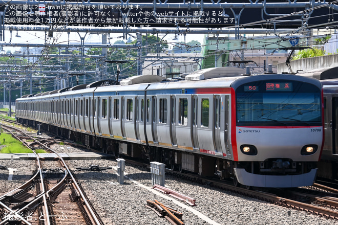 【相鉄】10000系 「往年の赤帯」ラッピング開始を西谷駅で撮影した写真