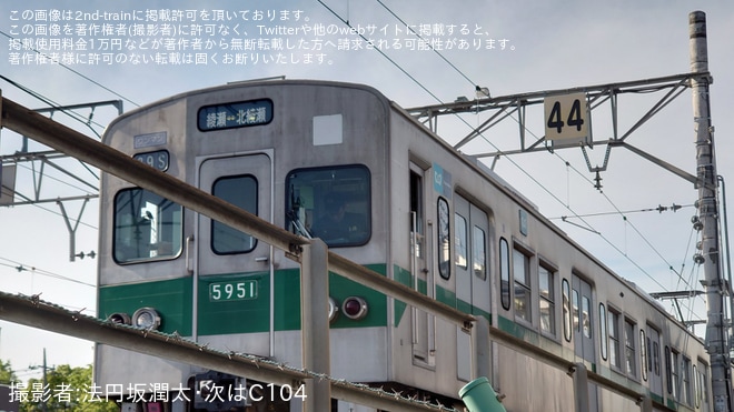 【メトロ】動態保存されている5000系5951Fが綾瀬車両基地内にて走行を不明で撮影した写真