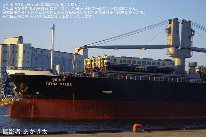 【JR東】元秋田車のキハ40系列が船へ積み込まれ出航