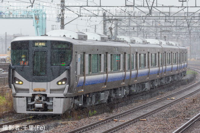 【JR西】225系HF407編成 吹田総合車両所本所出場試運転を岸辺駅で撮影した写真