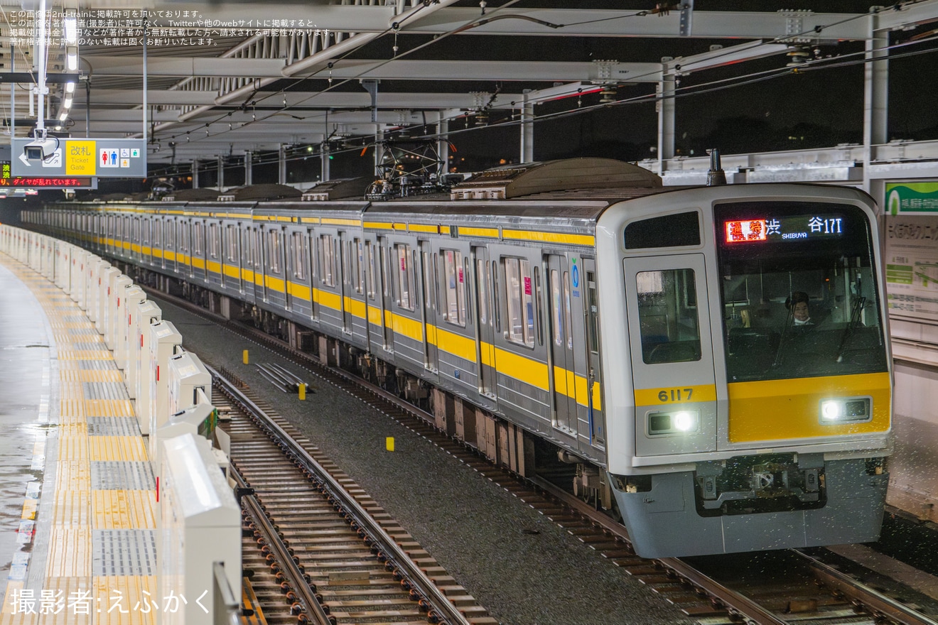 【西武】6000系6117F「西武有楽町線40周年記念車両」が東武車運用代走の拡大写真