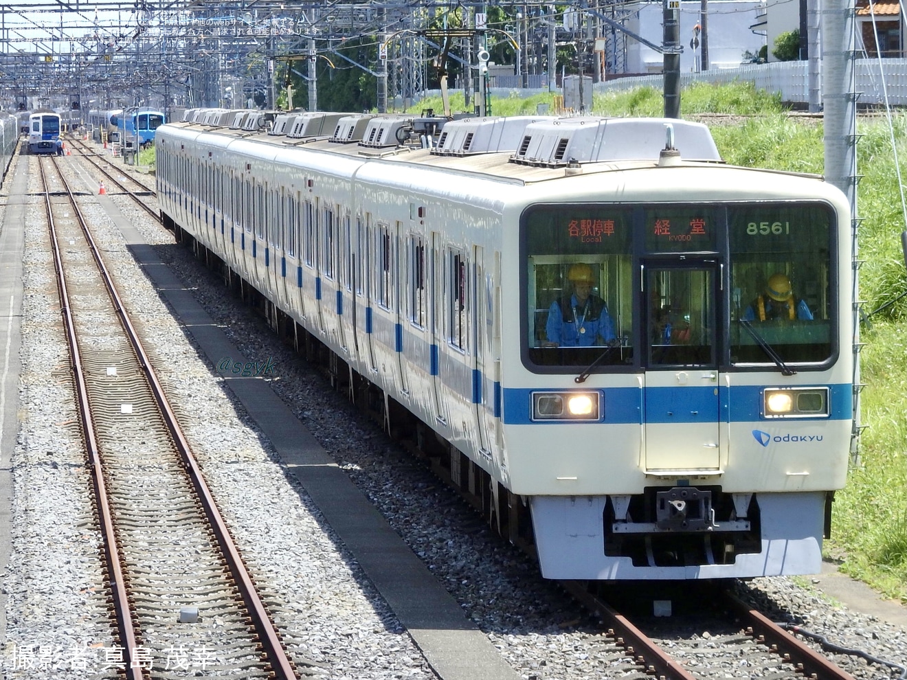 【西武】元小田急8000形8261Fが小手指車両基地内にて単独自力で走行の拡大写真