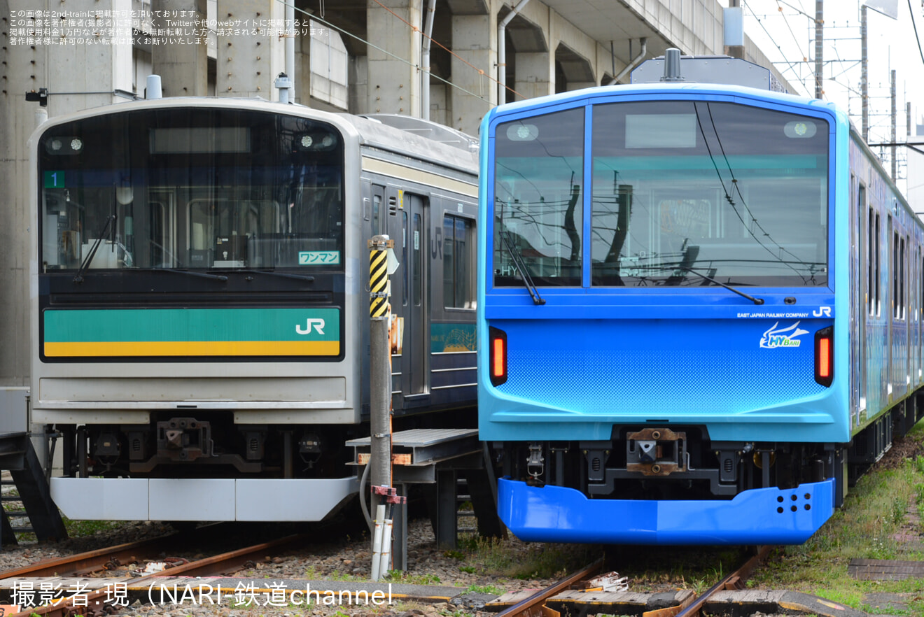 【JR東】205系W1編成、FV-E991系が横に並ぶの拡大写真