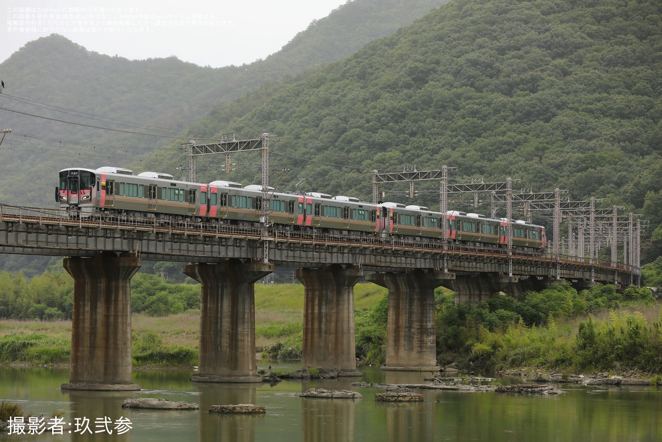 【JR西】227系Urara L01編成+L02編成試運転の拡大写真