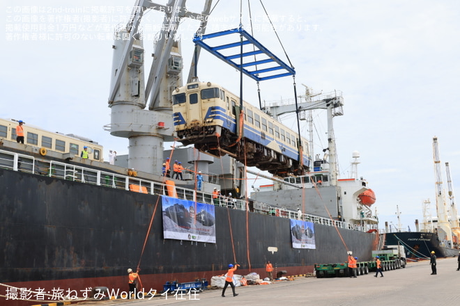 【SRT】元秋田車のキハ40系列がタイのレムチャバン港で陸揚げを不明で撮影した写真