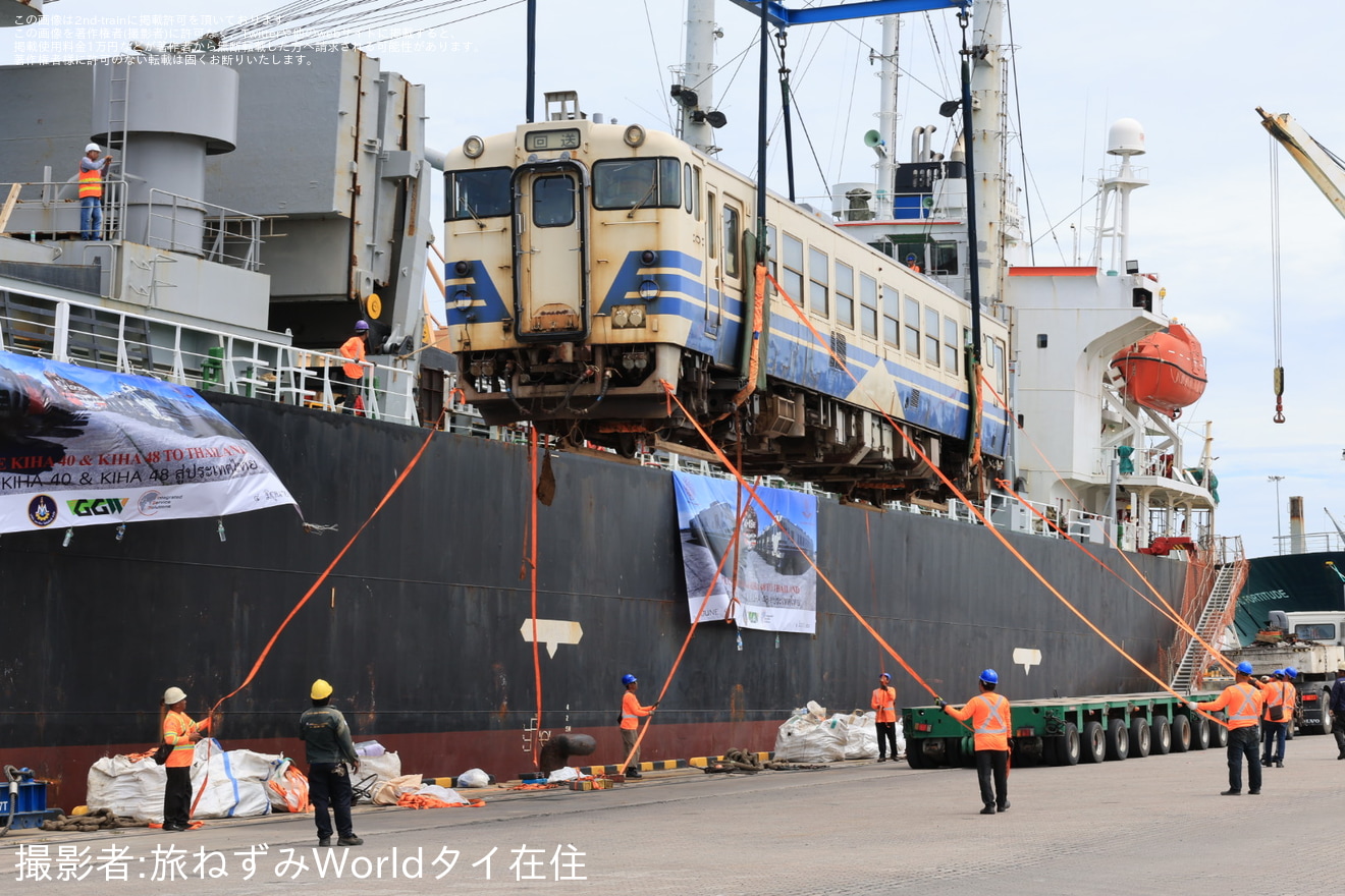 【SRT】元秋田車のキハ40系列がタイのレムチャバン港で陸揚げの拡大写真