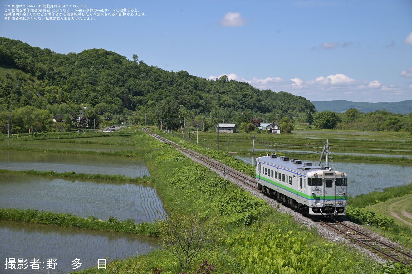 【JR北】石北本線をキハ40形の団臨が走るの拡大写真