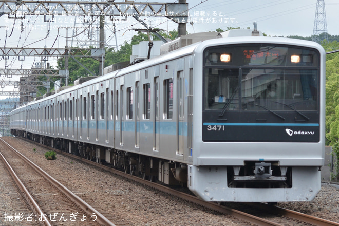 【小田急】1000形1069Fと3000形3271Fによる10両編成が組成中を小田急多摩センター駅で撮影した写真