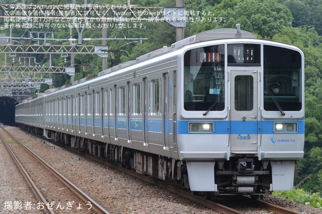 【小田急】1000形1069Fと3000形3271Fによる10両編成が組成中をはるひ野駅で撮影した写真