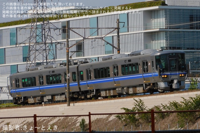 【JR西】521系E4編成が京都鉄道博物館での特別展示送り込み回送を不明で撮影した写真