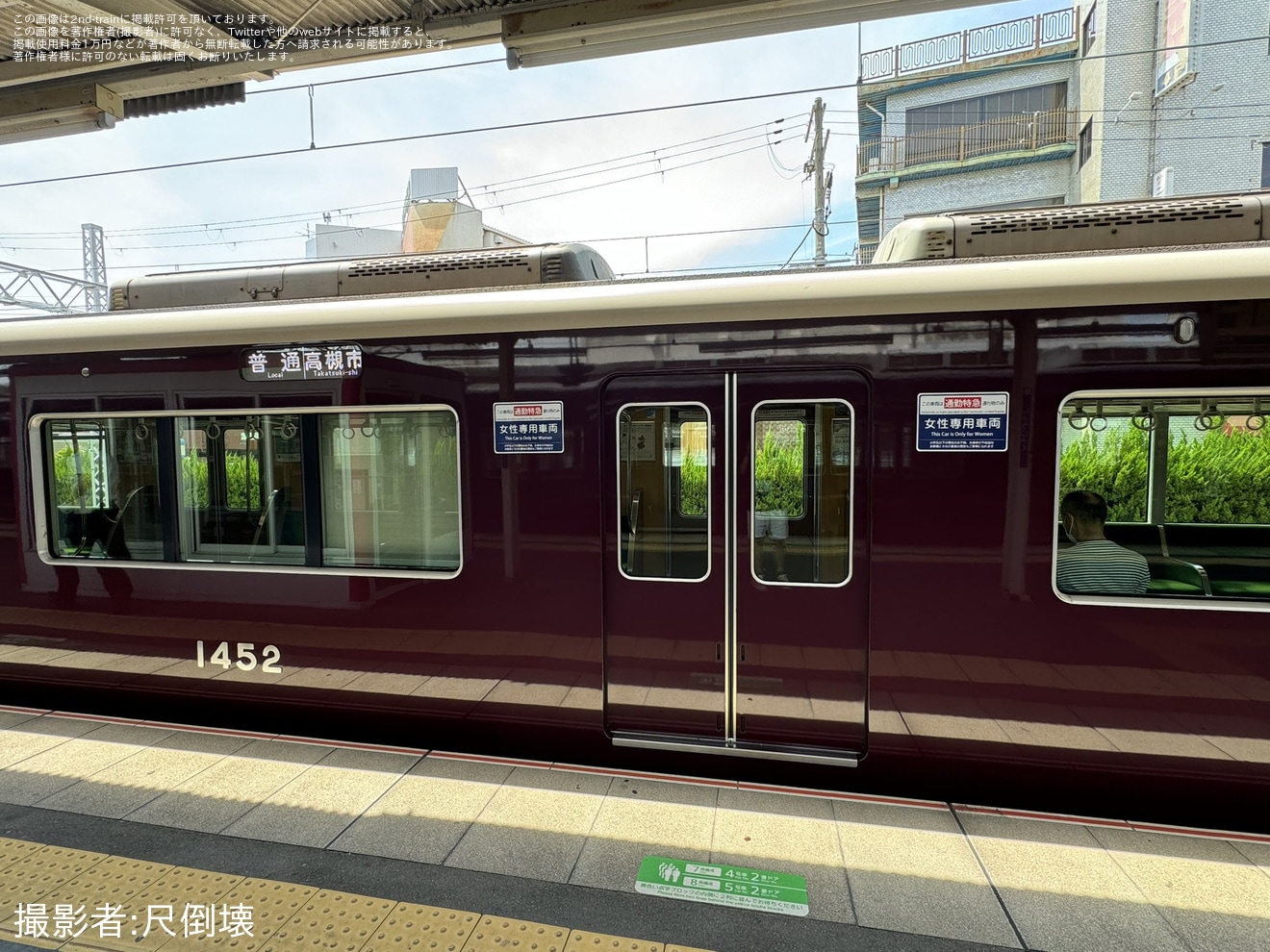 【阪急】1300系1302FのC#1452の女性専用車ステッカーが取り付けられているの拡大写真