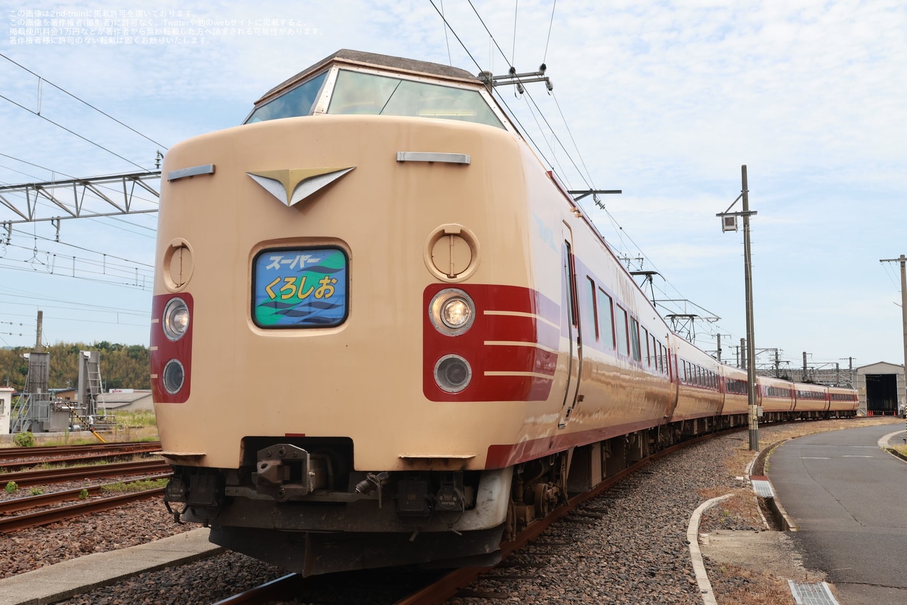 【JR西】後藤総合車両所出雲支所でツアー参加者向けの381系展示が実施の拡大写真